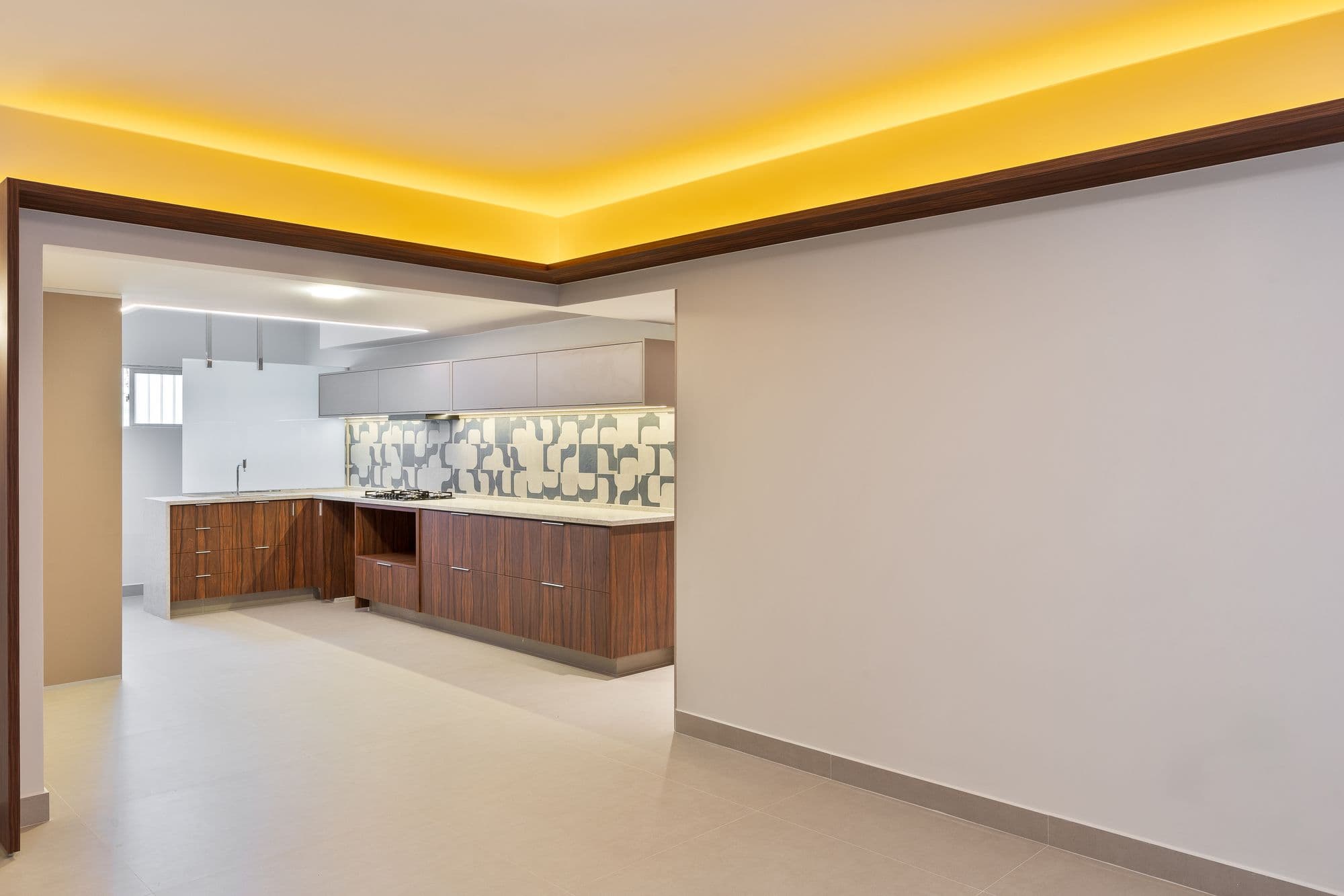 Sala com moldura de madeira e iluminação indireta