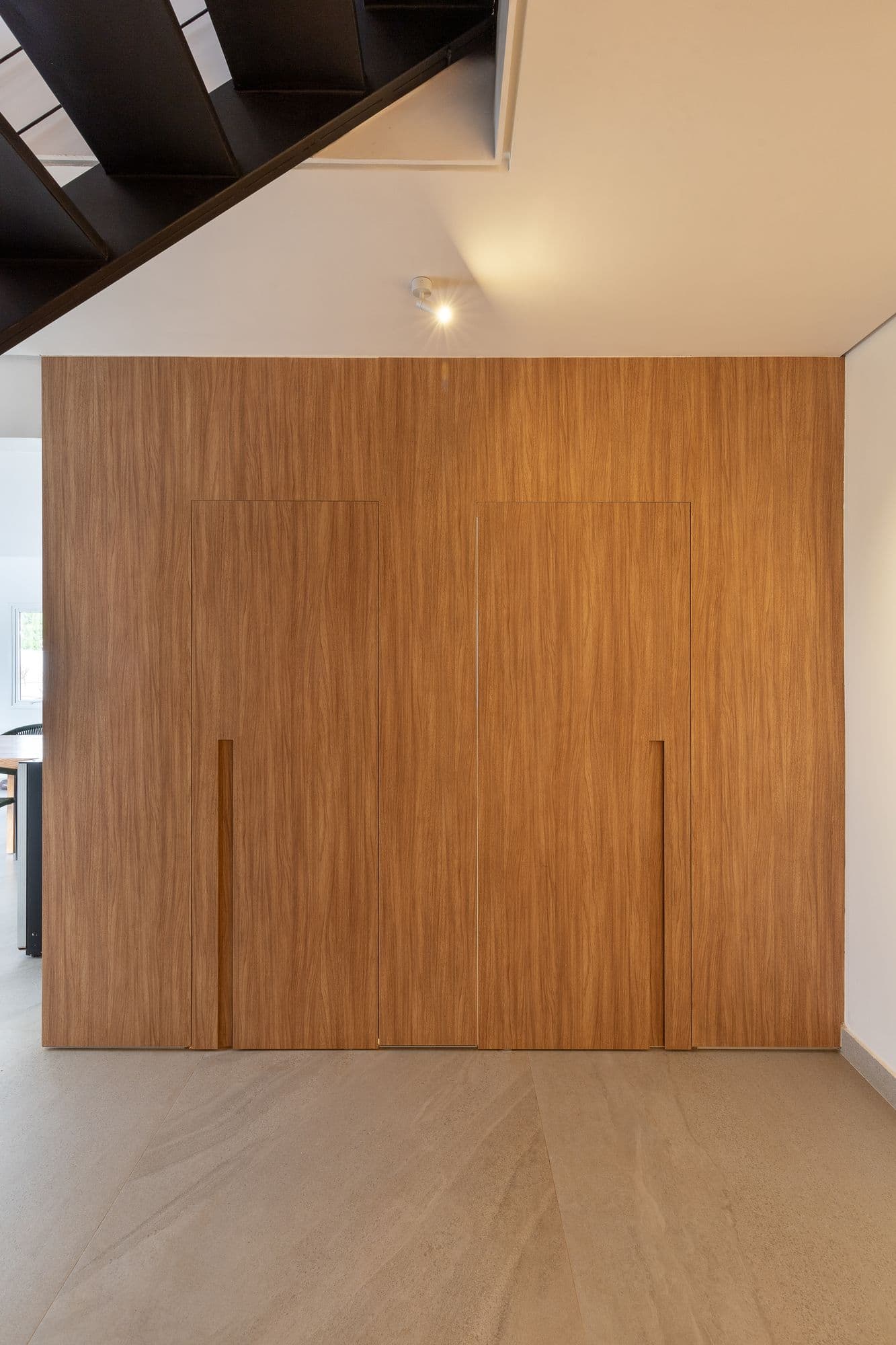 Painel de madeira do piso ao teto com portas ocultas fechadas