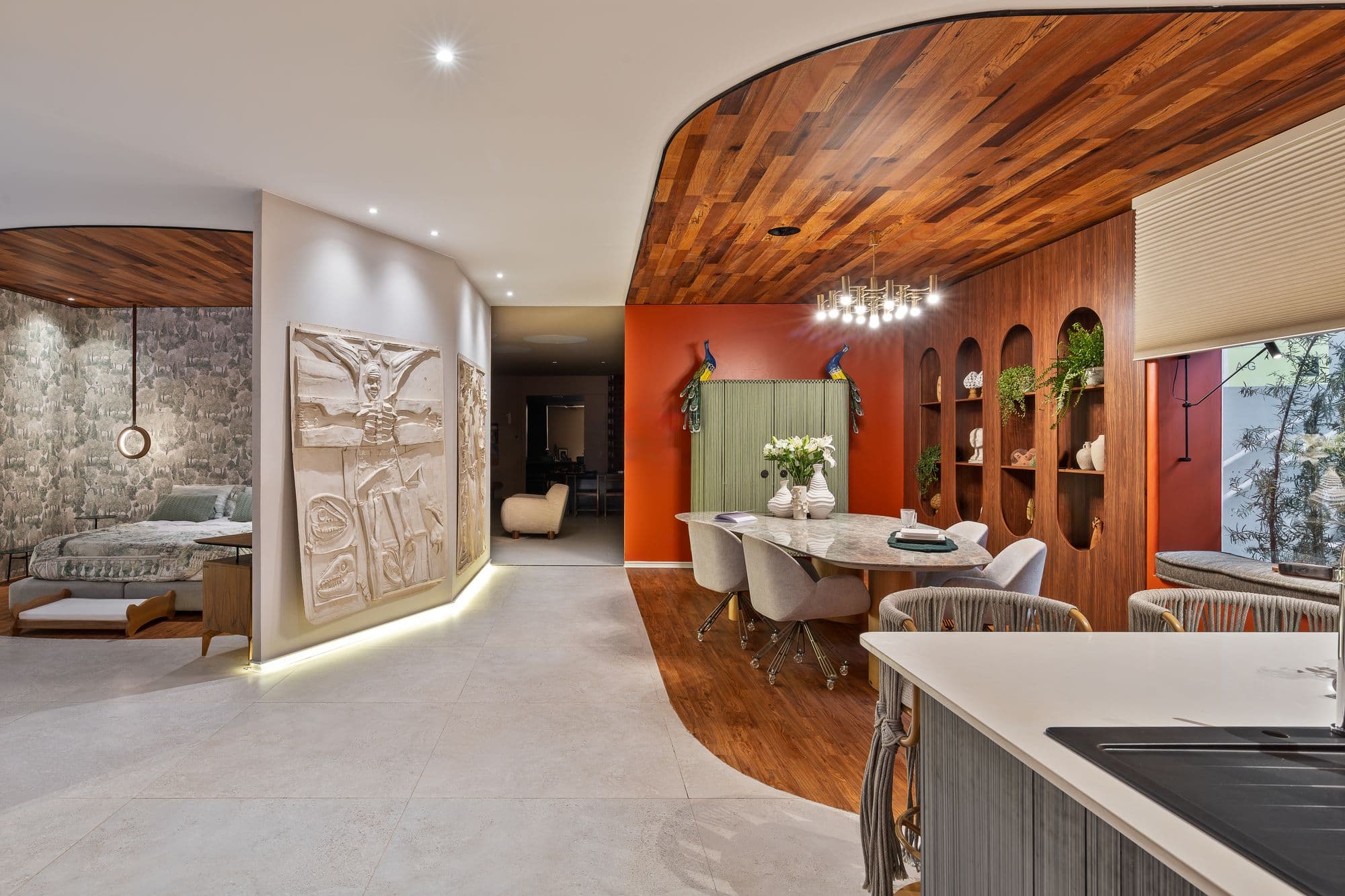 Ambiente da CASACOR 2024 com sala de jantar e estar integradas